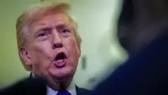 Трамп Air Force One самолёти бортида Палм-Бичга йўл олаётганда журналистлар билан суҳбатлашмоқда